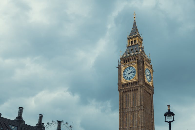 Big Ben tegen bewolkte Londense hemel