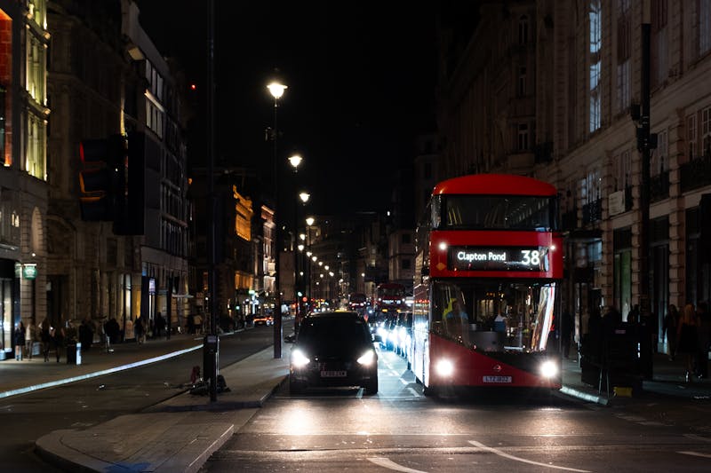 Nachtscène van Londense straat met bus