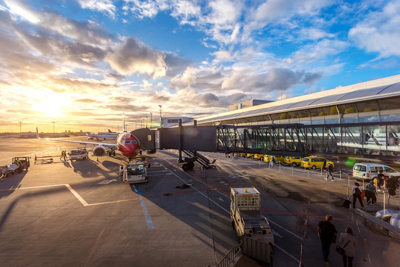 Luchthaven vertrekhal reizen naar Engeland