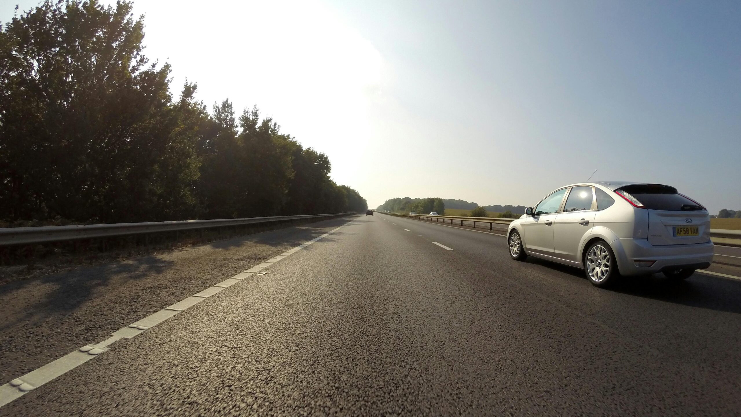 Dashboard en stuur van een auto in het Verenigd Koninkrijk