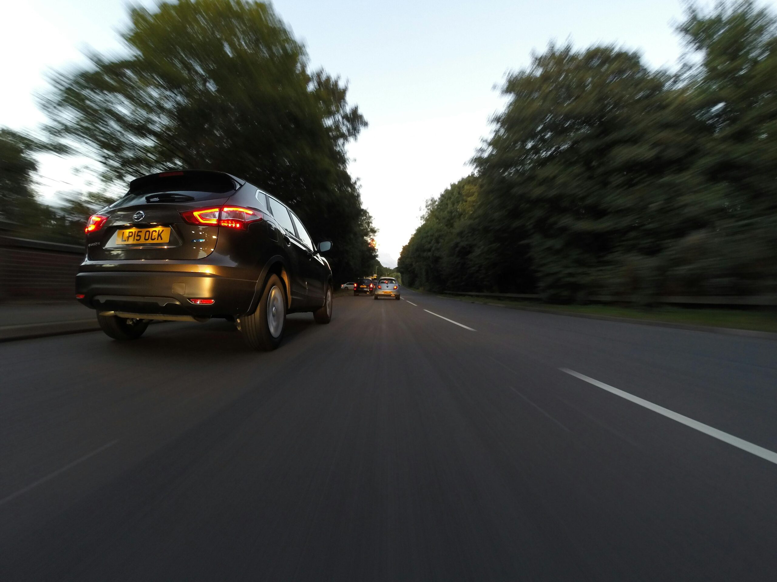 Snelweg in het Verenigd Koninkrijk met links rijdend verkeer