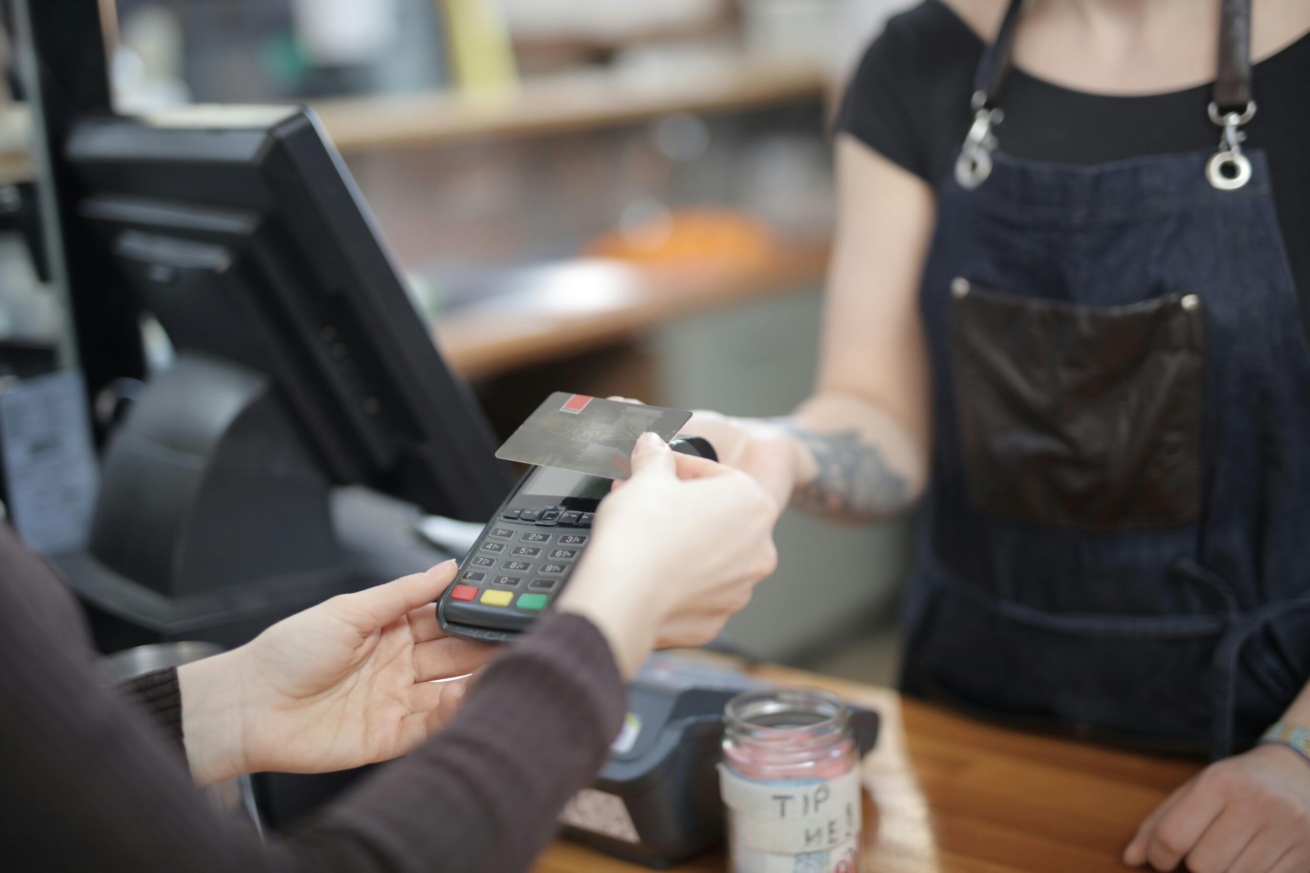 Creditcard betaling bij een terminal in een Britse winkel