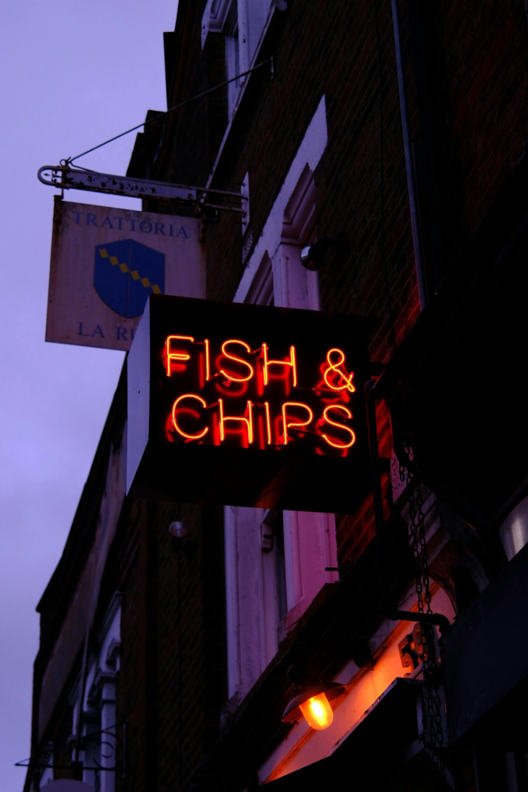 Fish and chips neonbord in Londense straat