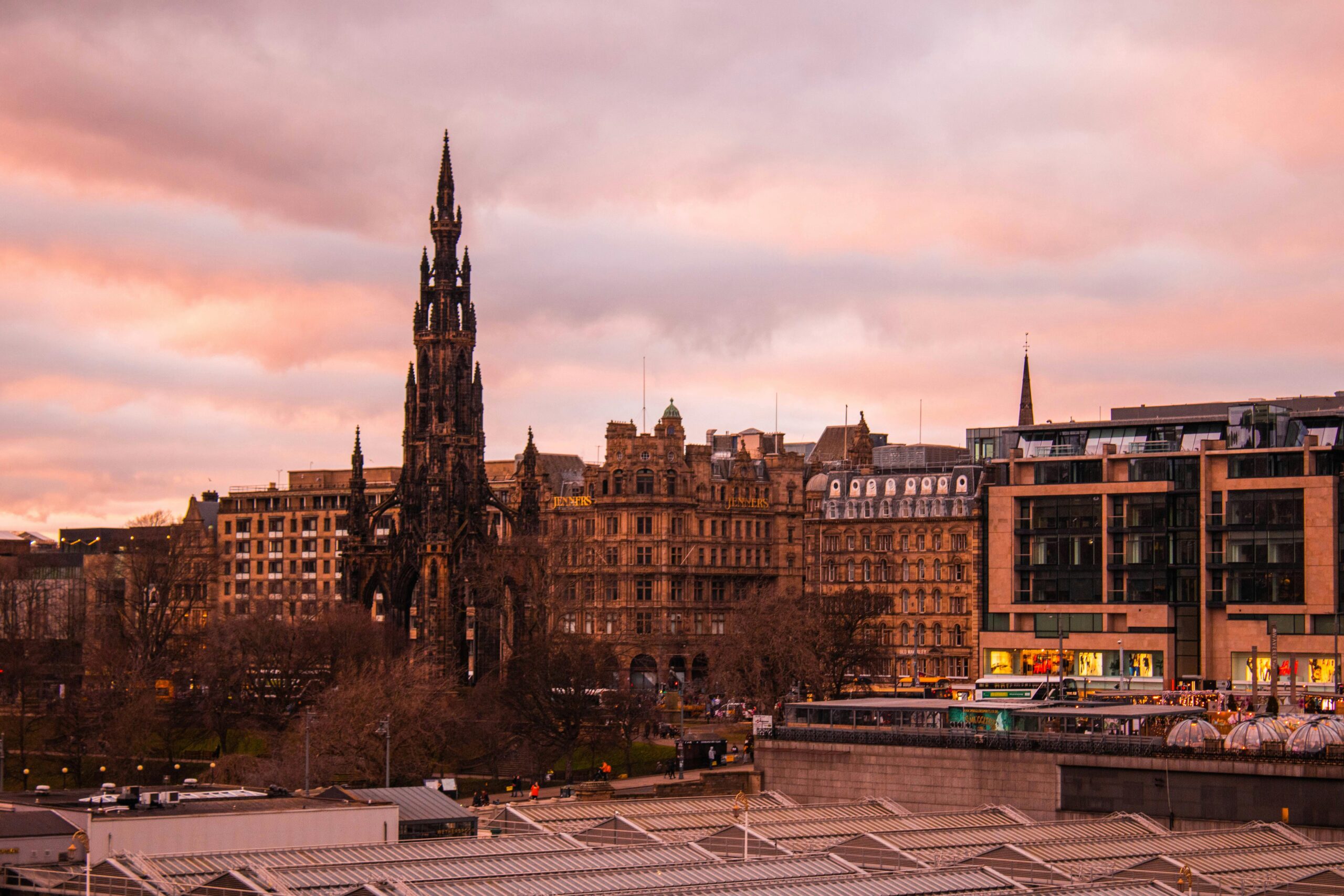 Scott Monument in Edinburgh met wolken