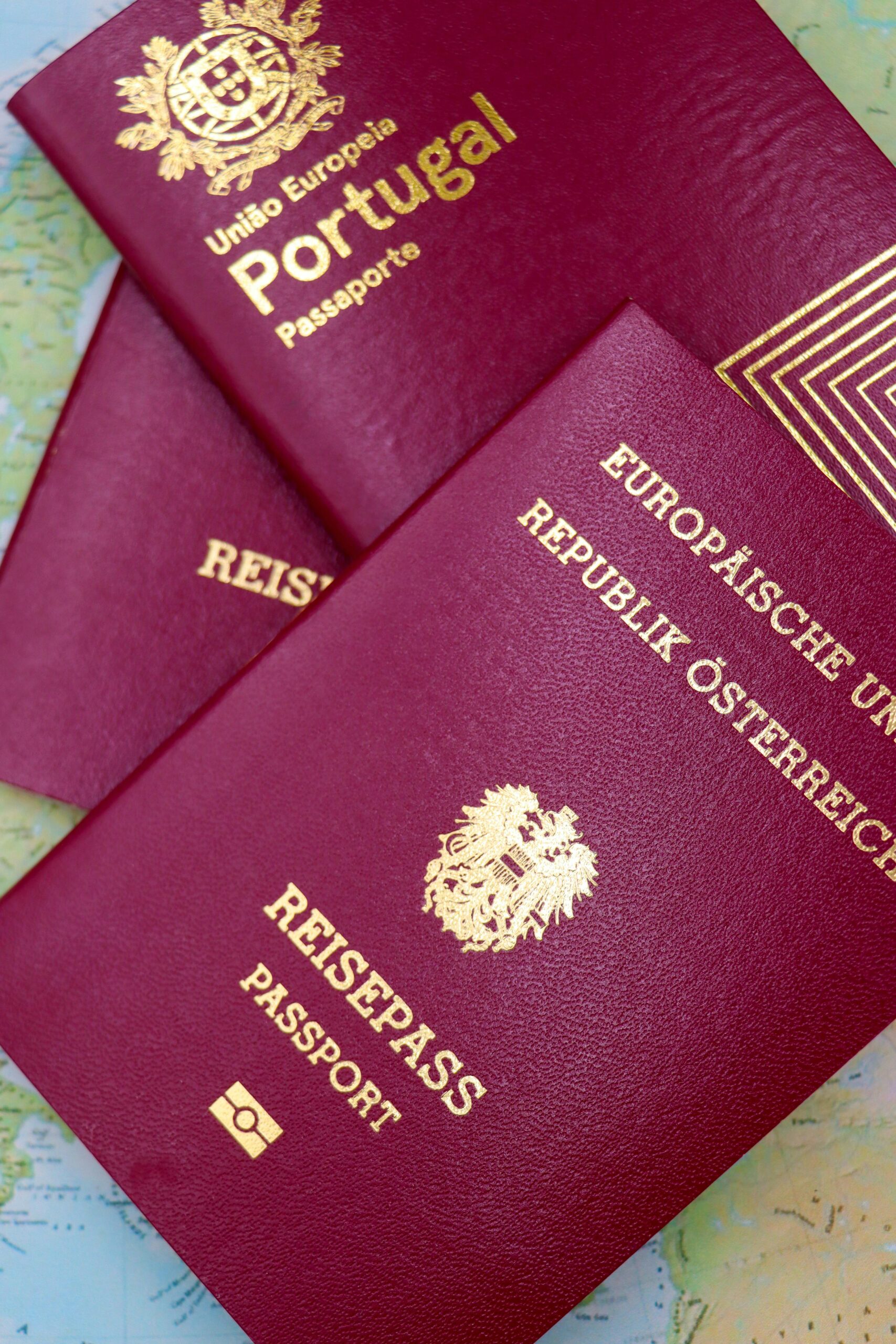 Europese paspoorten op wereldkaart voor reisvoorbereiding