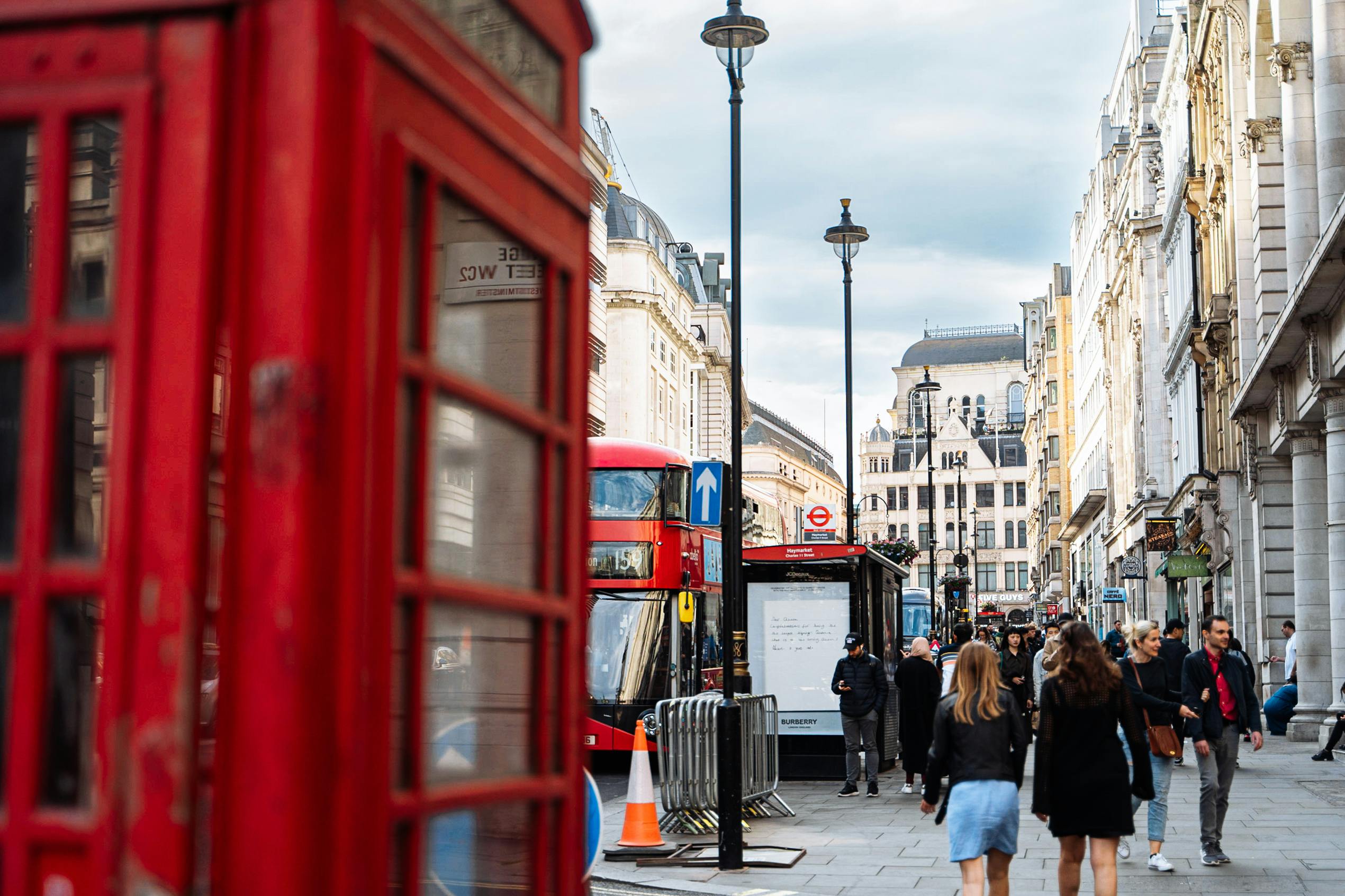 Drukke straat met bezienswaardigheden in Londen
