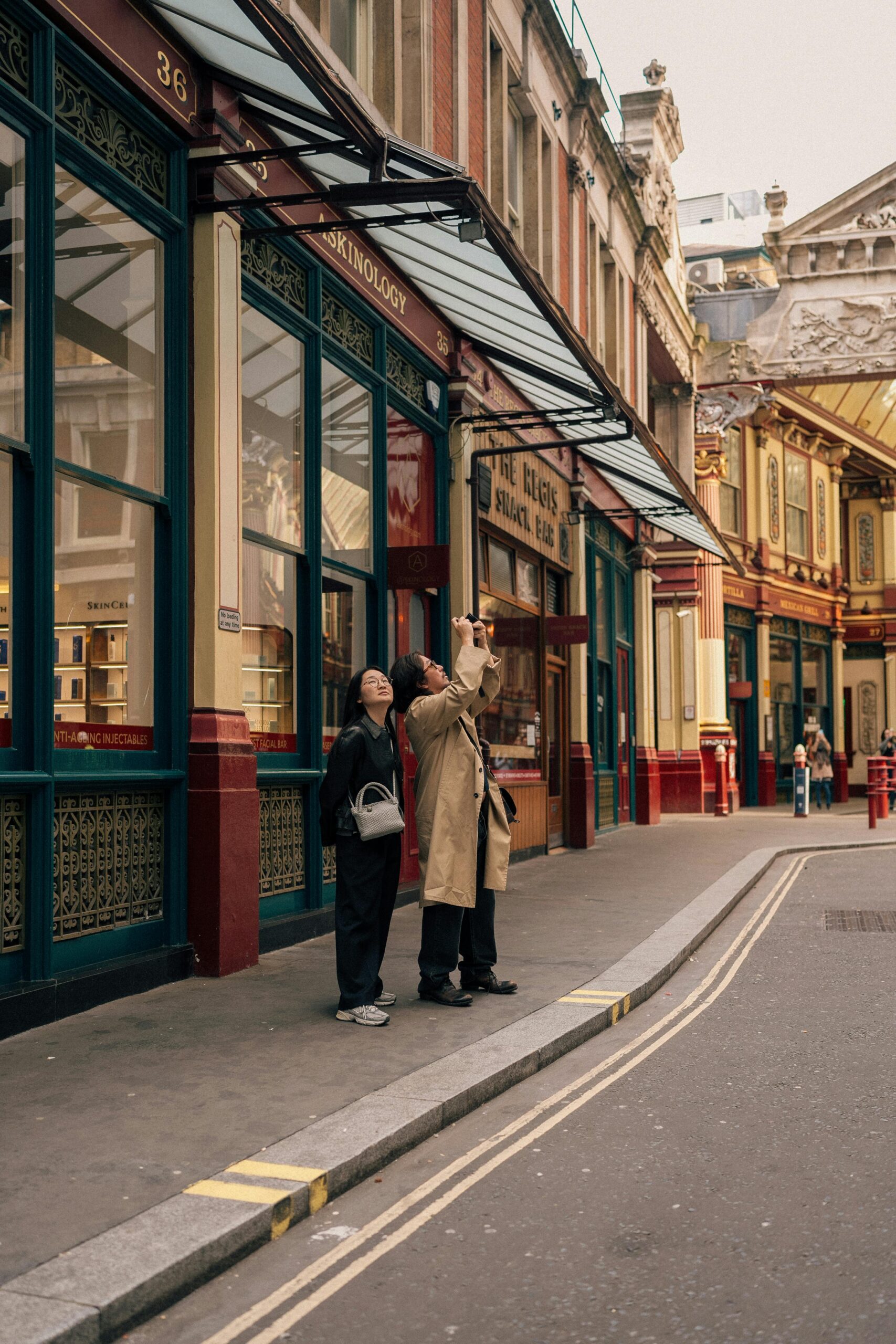 Toeristen verkennen een historische markt in Londen
