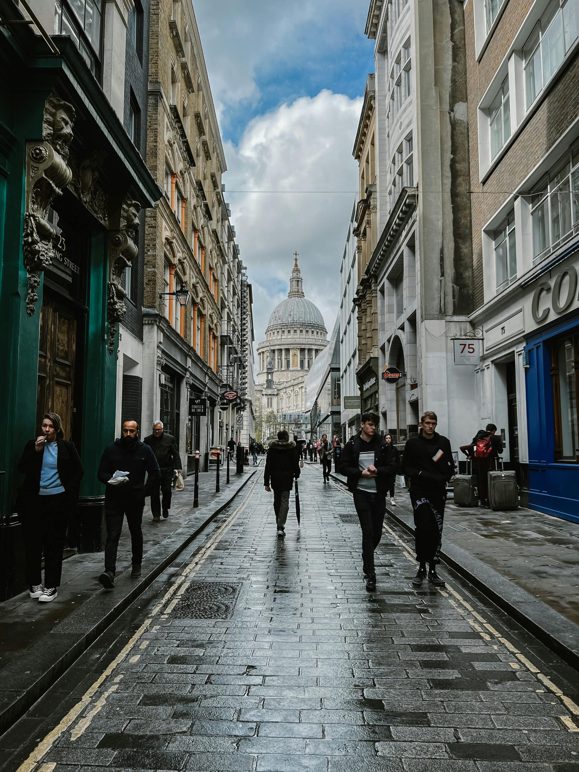 Londense straat met uitzicht op St Pauls Cathedral