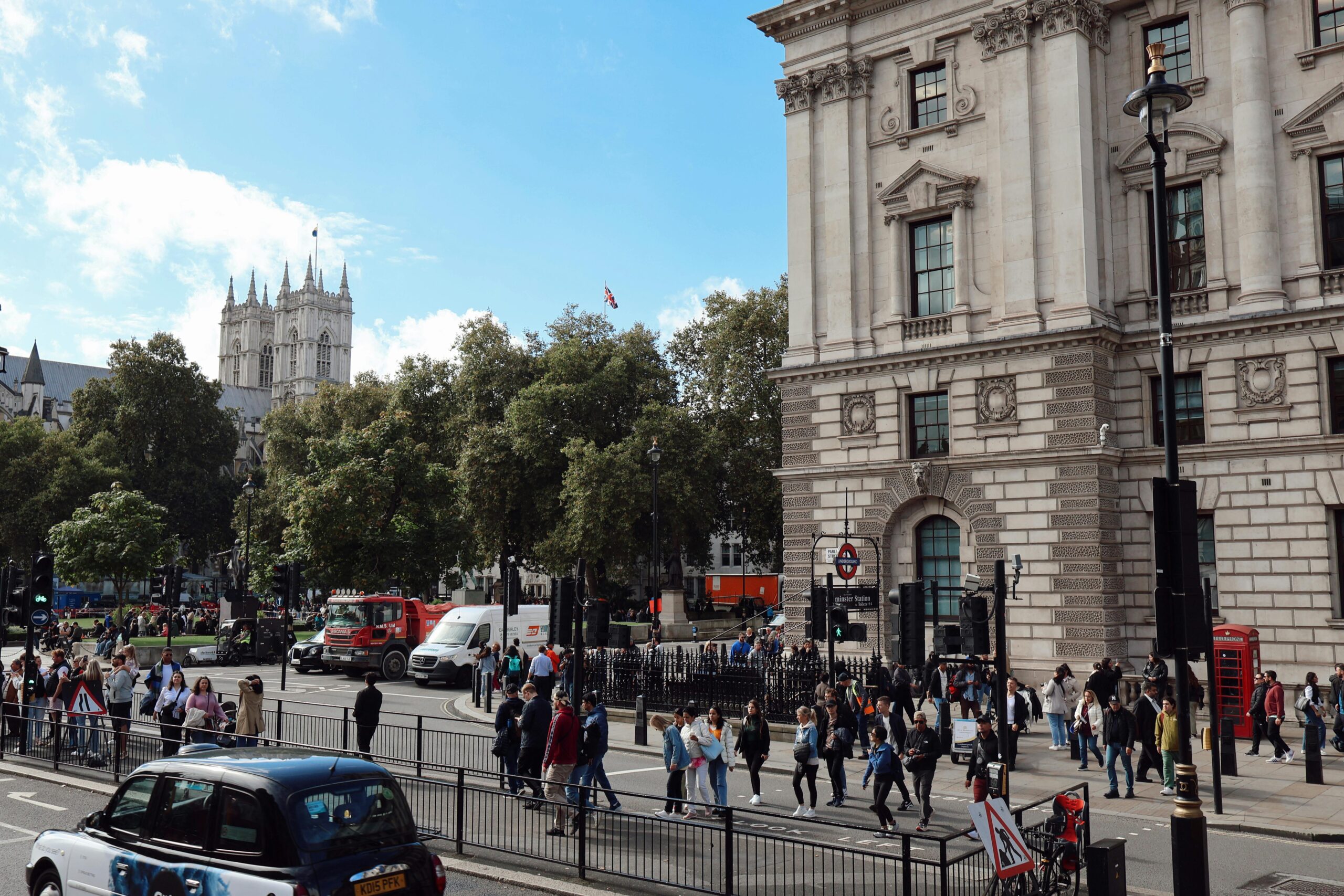Drukke straat bij Westminster Abbey in Londen