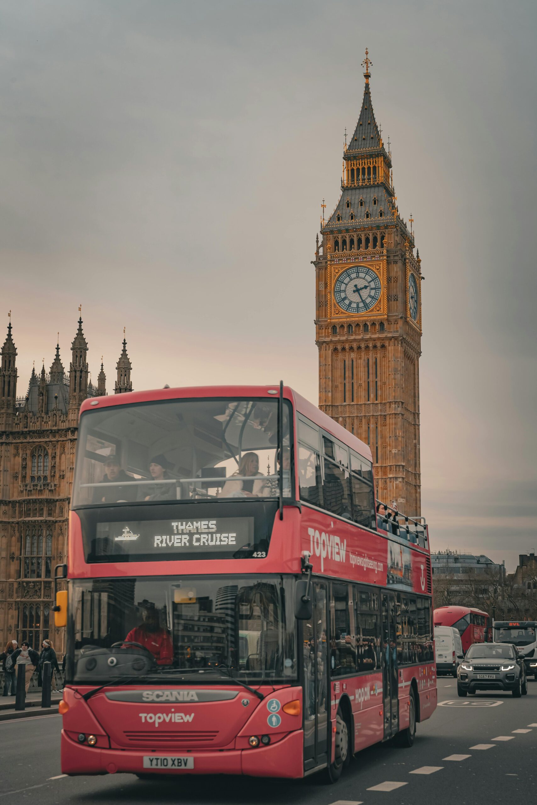 Rode bus bij Big Ben tijdens zonsondergang in Londen