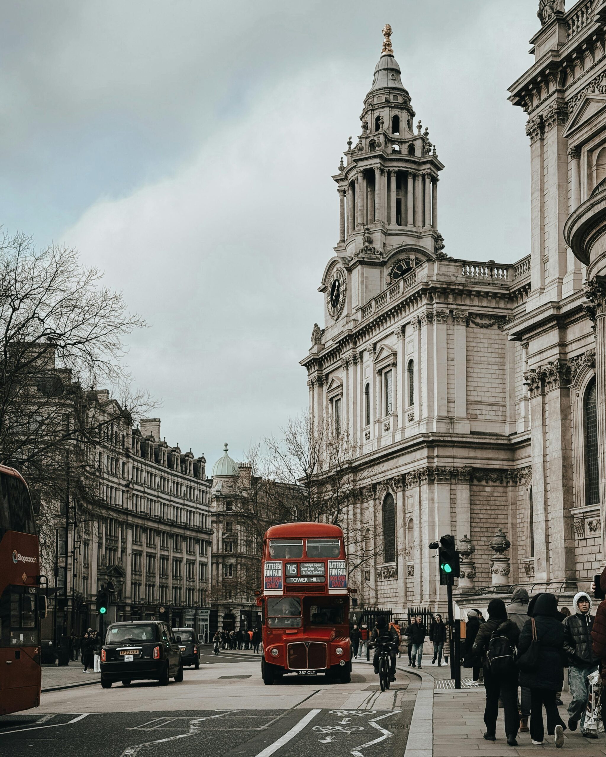 St Pauls Cathedral met rode Londense bus op een budgetreis