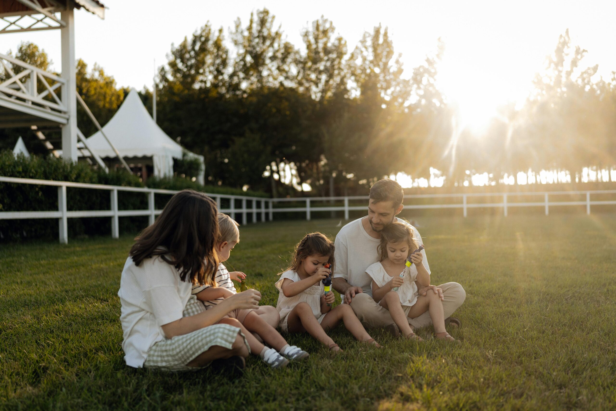 Gezin geniet van vrije tijd in een zonnig park in Londen