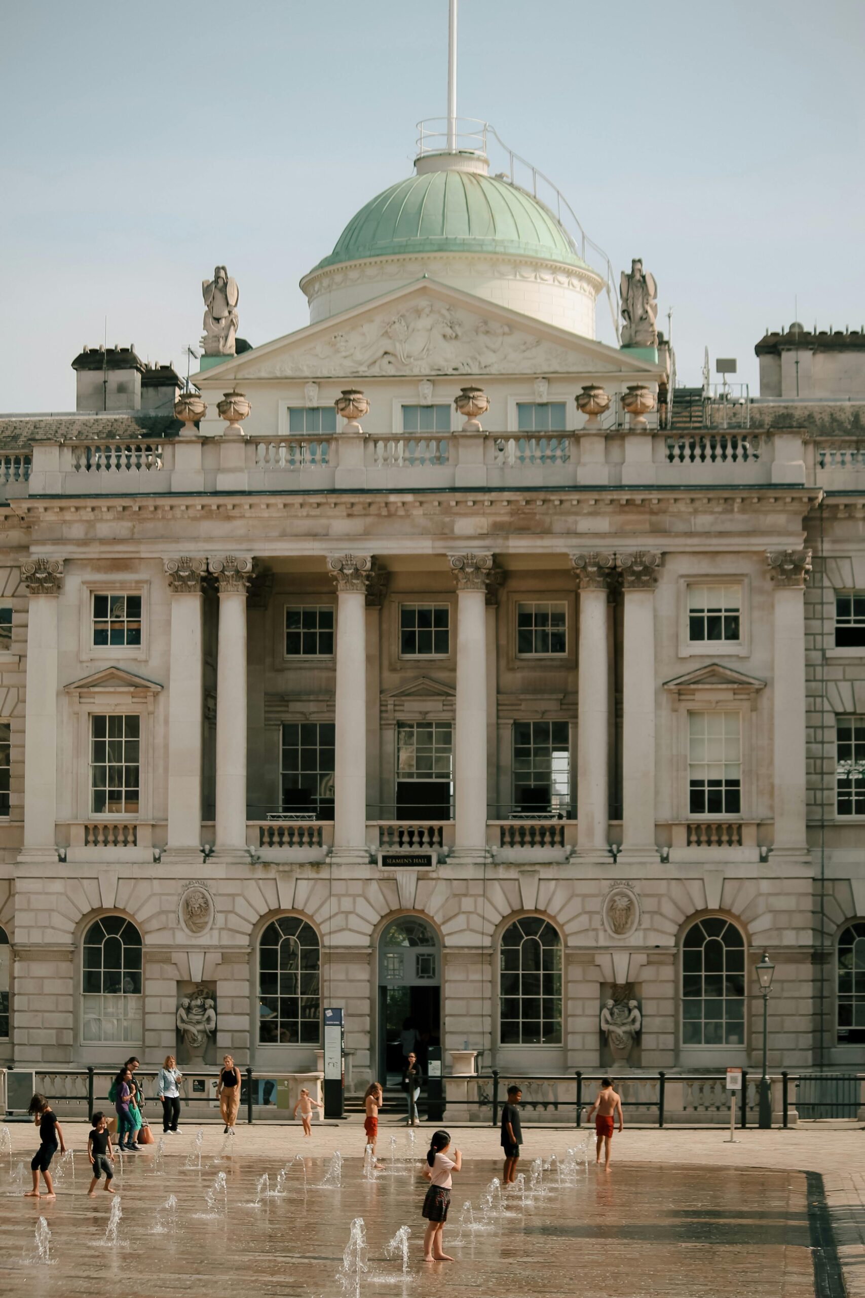 Somerset House in Londen met kinderen bij de fonteinen