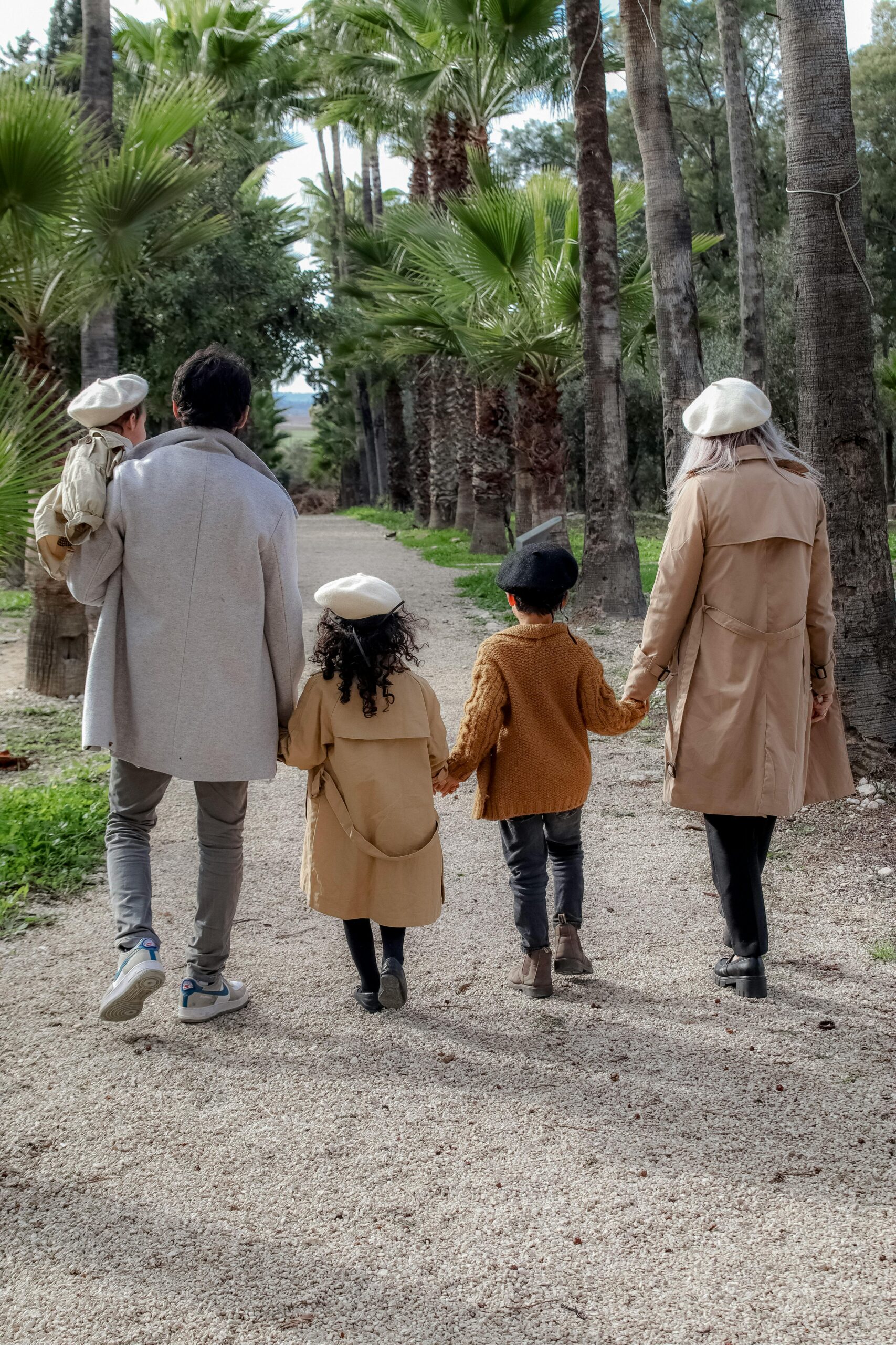 Gezin met kinderen wandelend in een Londens park