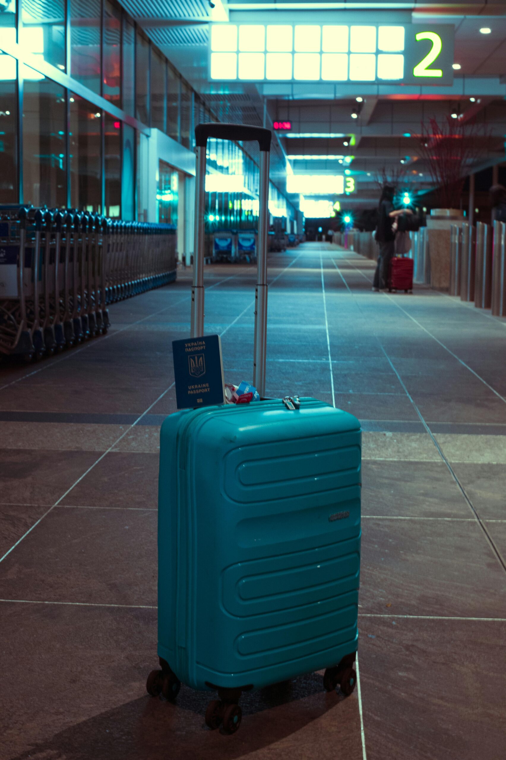 Koffer in luchthaven terminal voor reis naar Europa of VK