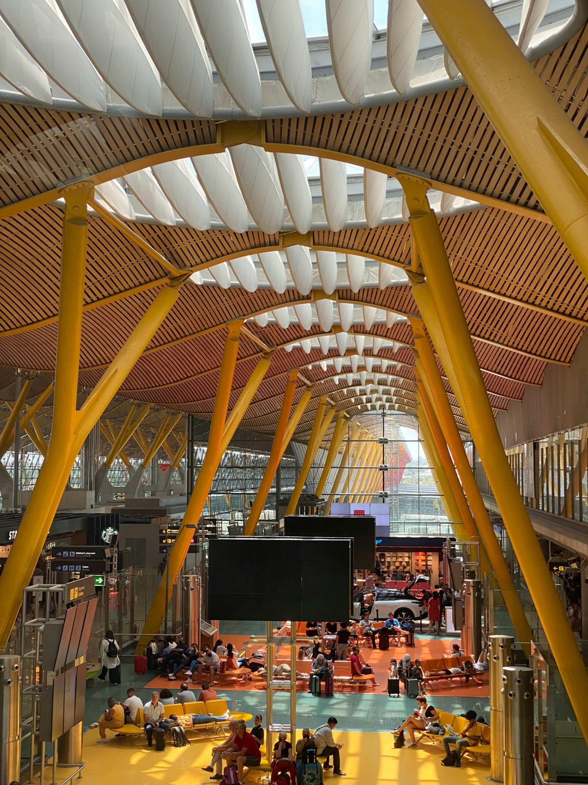 Modern Europees luchthaven terminal voor ETIAS en ETA reizigers