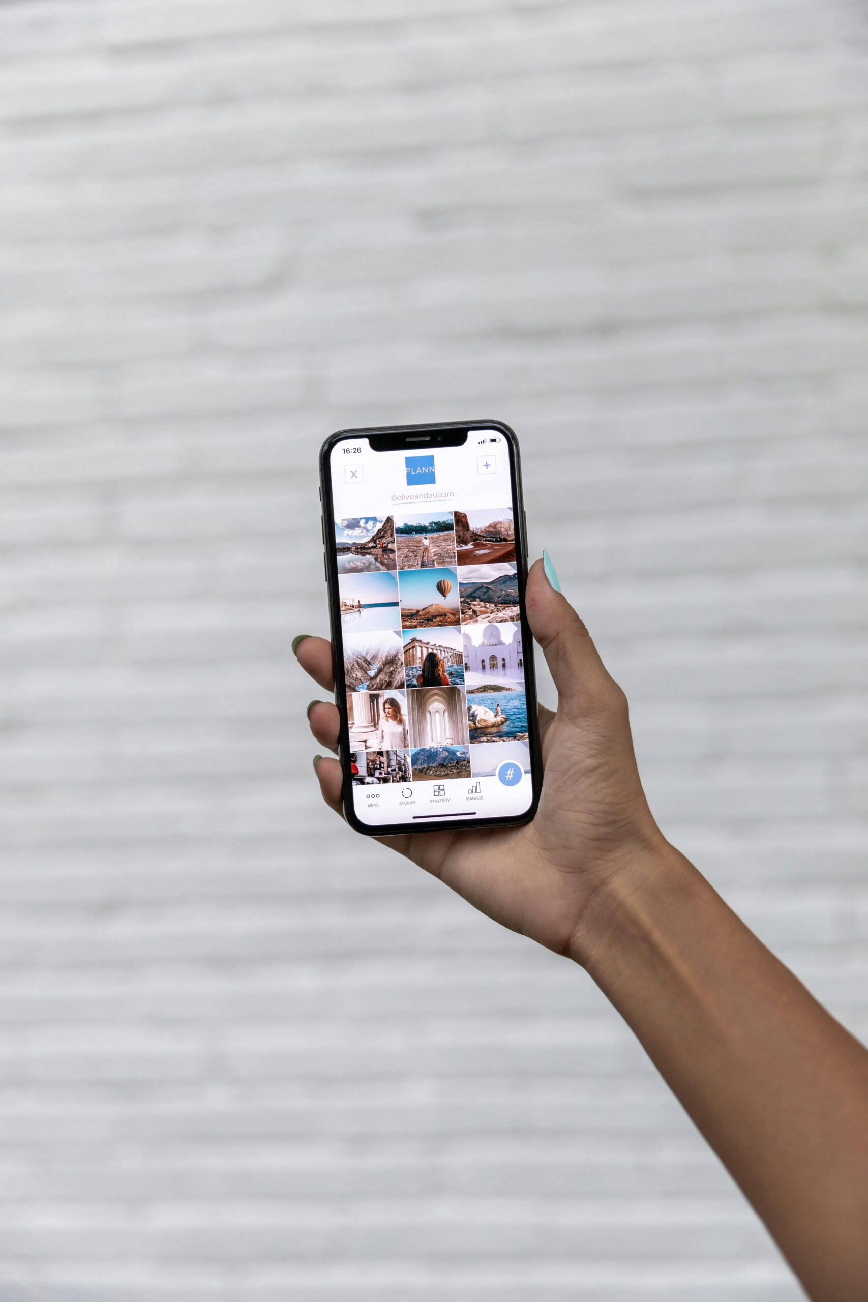 Smartphone met reisfoto als bevestiging na ETA goedkeuring
