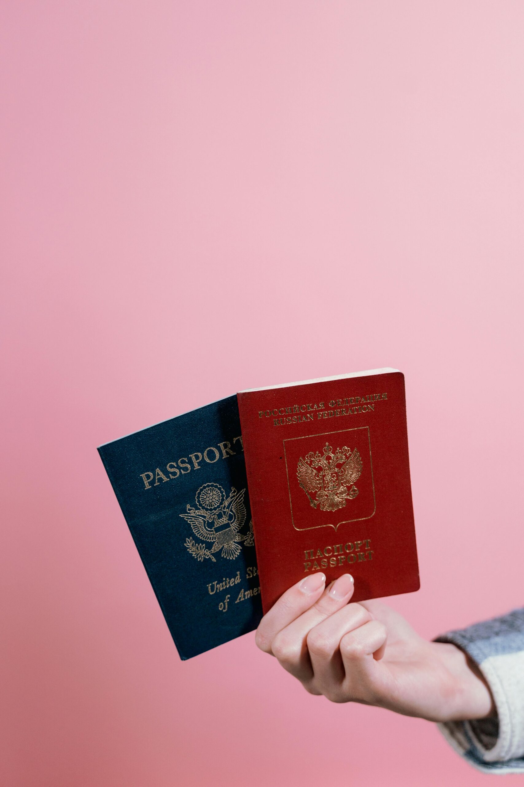 Twee paspoorten vergelijken voor ETIAS en UK ETA reisautorisatie