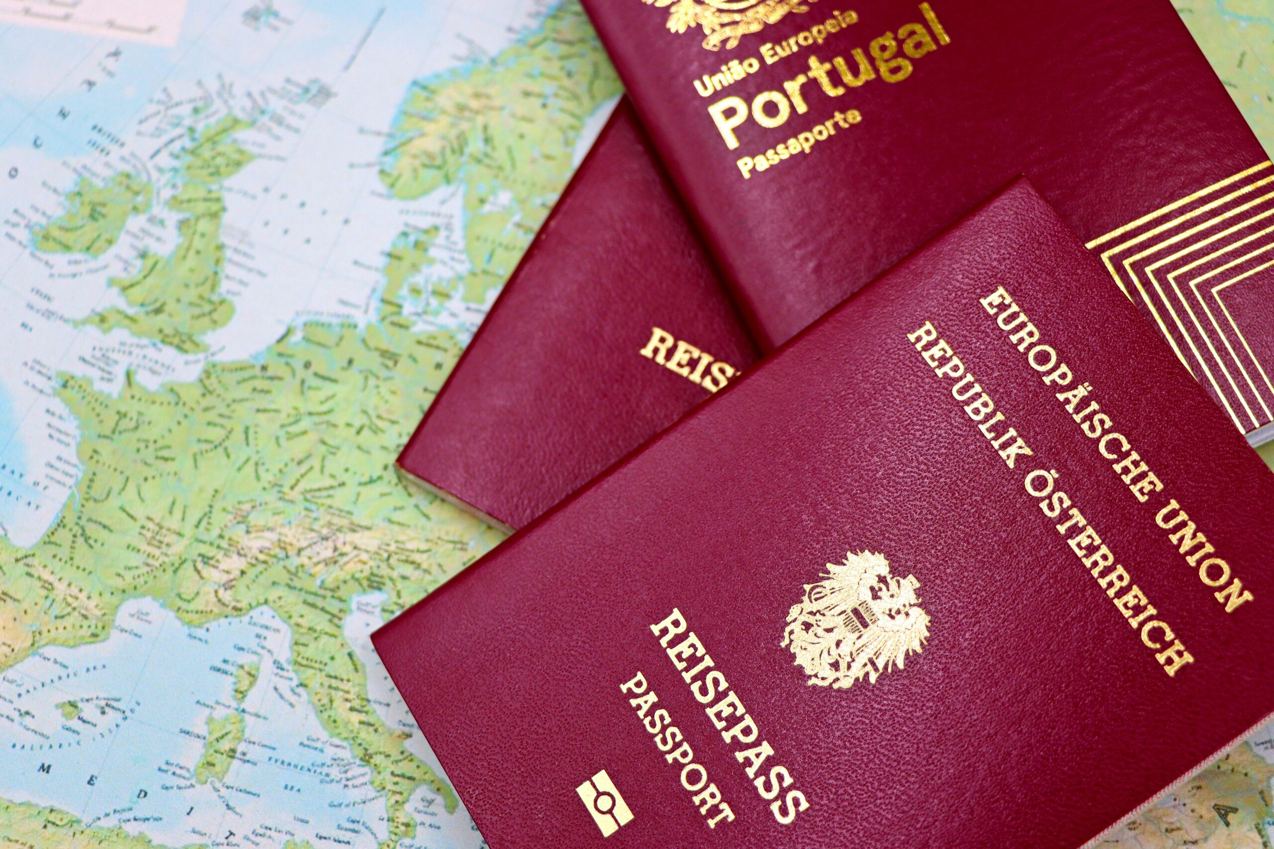 Europese paspoorten op een wereldkaart voor UK ETA aanvraag
