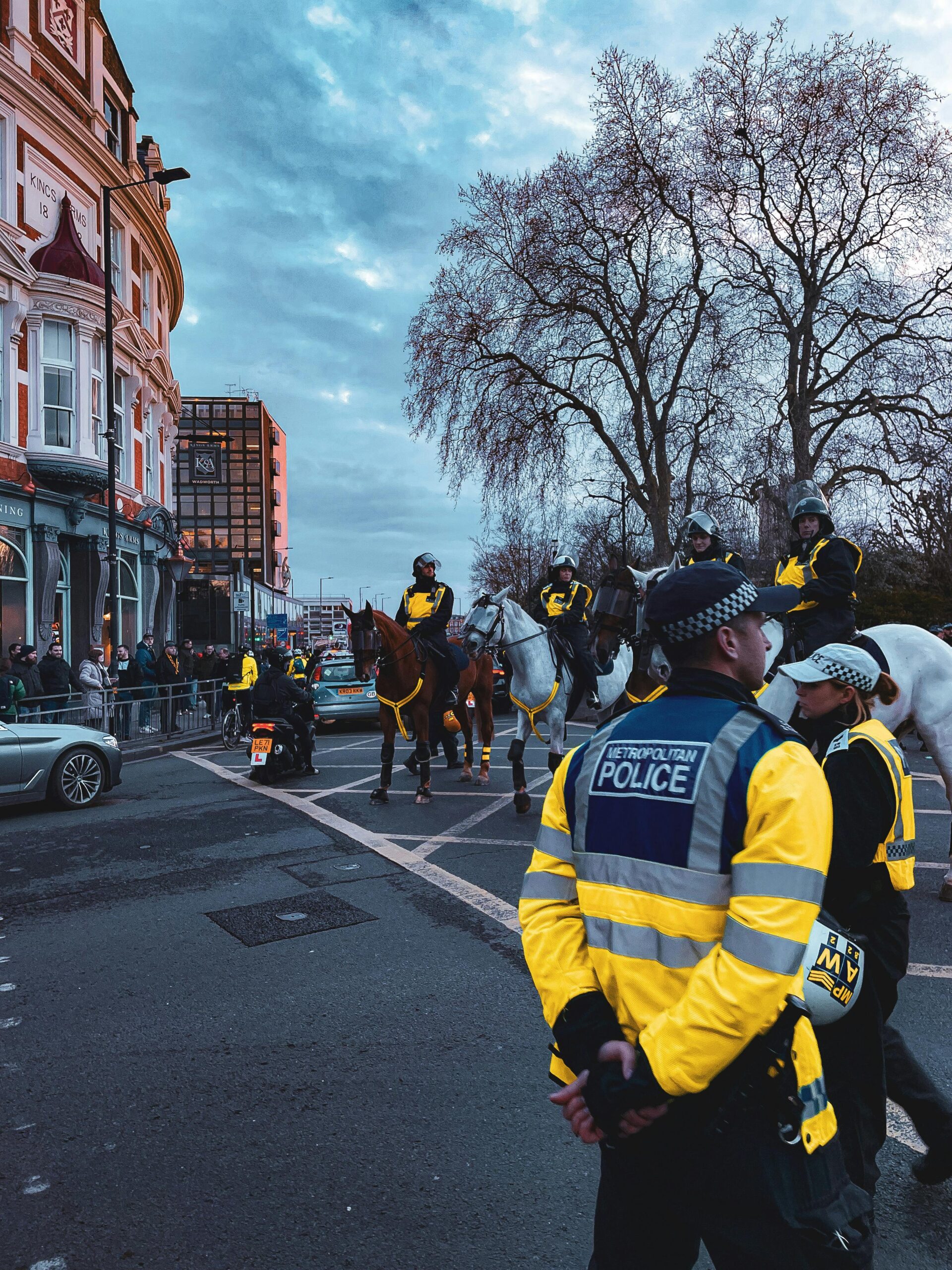 Politieagenten op straat in het Verenigd Koninkrijk