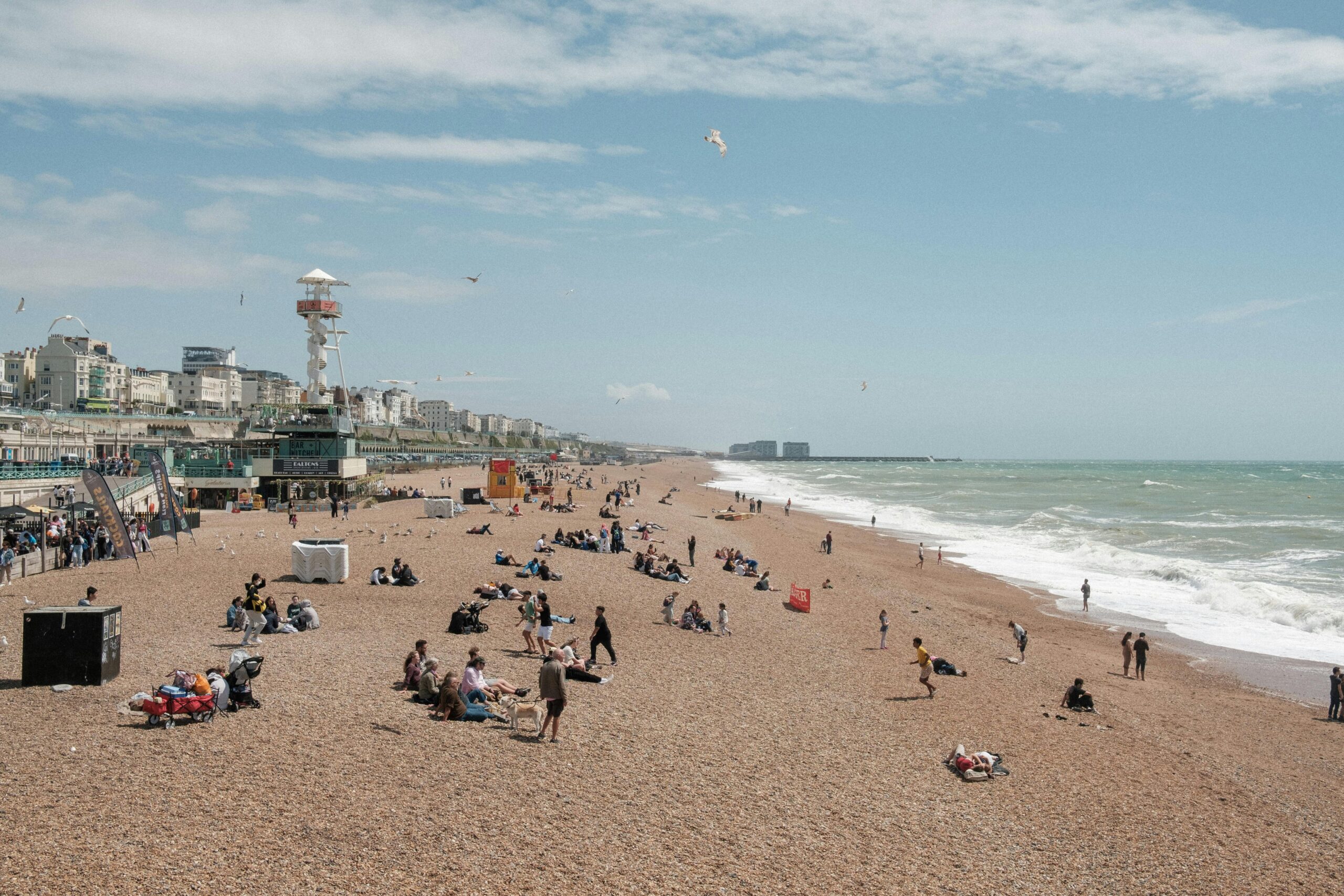 Mensen op het strand in het Verenigd Koninkrijk zomer