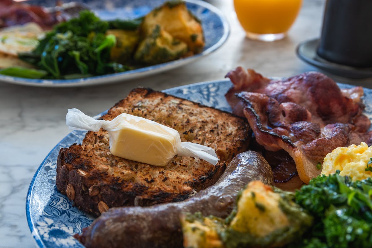 Hartig Engels ontbijt met spek en toast voor Nederlanders