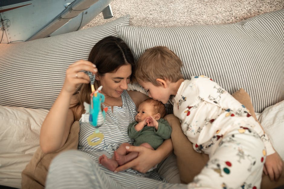 Ouders met baby op luchthaven Schiphol