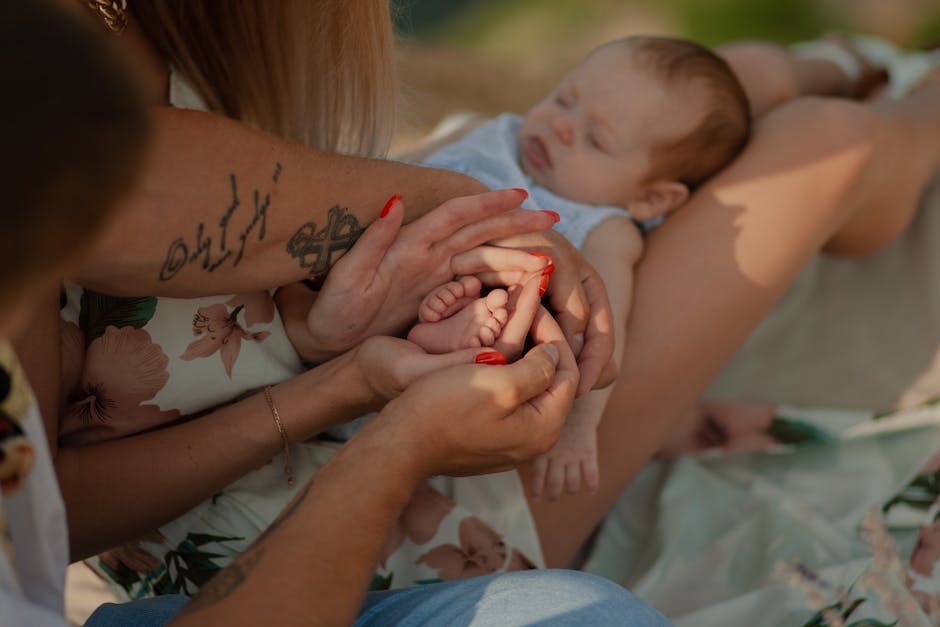 Family met baby in luchthaven kinderwagen