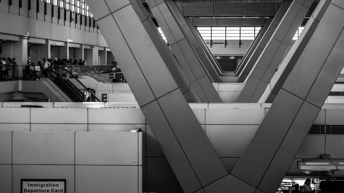 reiziger loopt door de aankomsthal in het VK