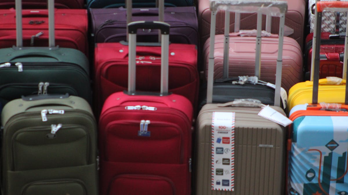 eta uk bagage transit met koffers op de luchthaven