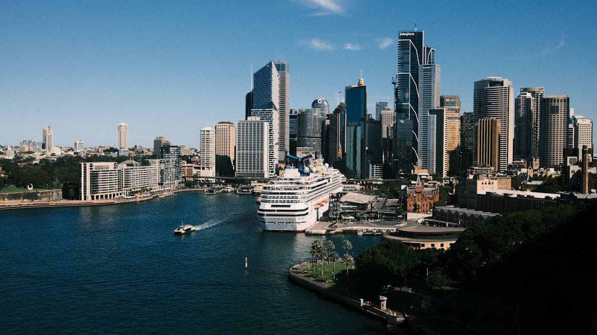 gezin kijkt uit over de haven tijdens een cruise