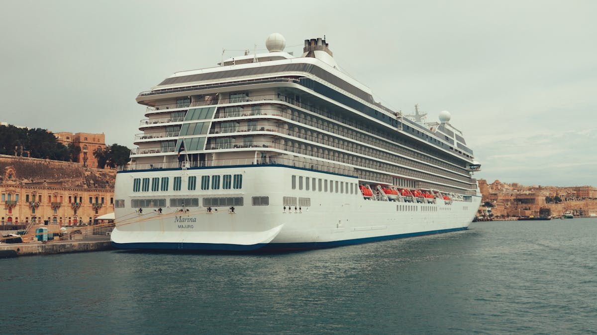 gezin geniet van het uitzicht aan dek tijdens de cruise