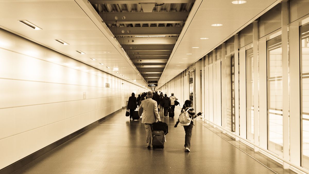 reiziger met handbagage tijdens transit in het VK