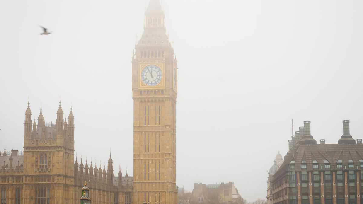 kind kijkt naar Big Ben tijdens reis naar Engeland