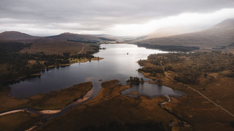 Schotse Highlands in herfstkleuren met een meer — beste reistijd Schotland per seizoen