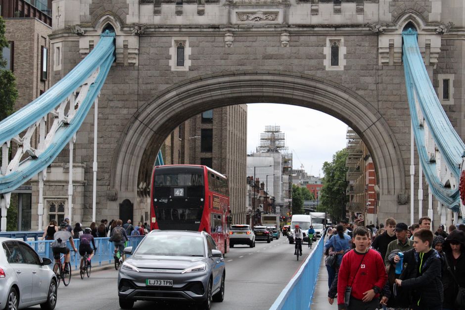 Tower Bridge over de Theems met een rode dubbeldekkerbus in Londen