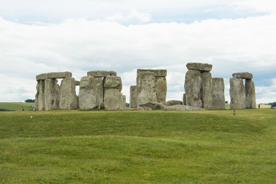 De stenencirkel van Stonehenge op een groene vlakte in Engeland