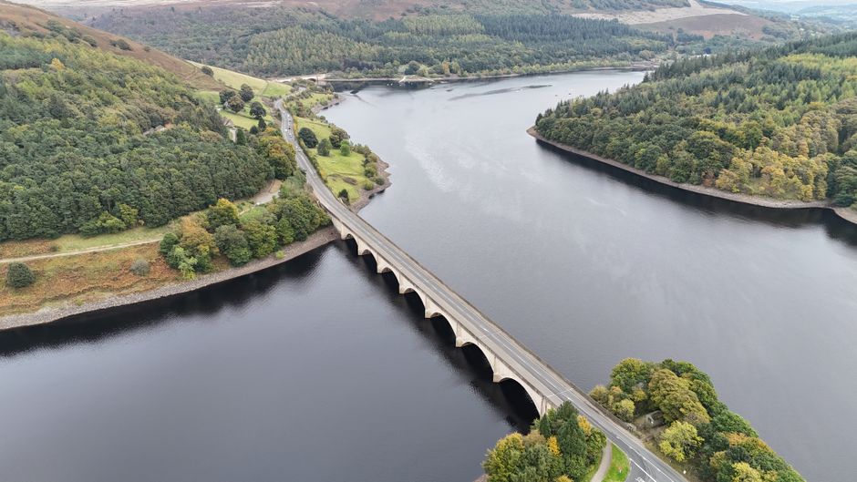 Heuvels en een meer in het Lake District met een stenen brug