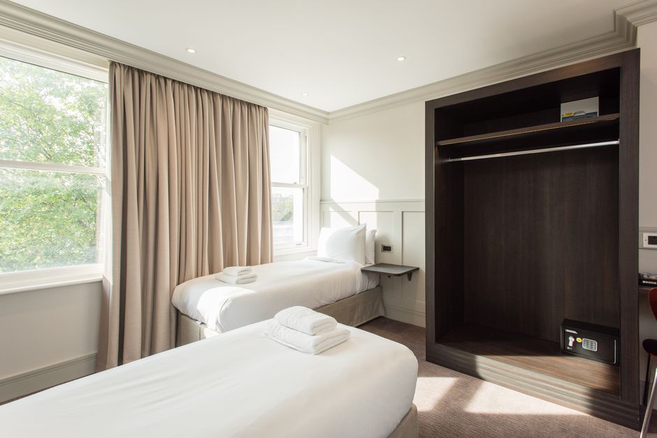 Goedkope hotelkamer in Schotland met twee bedden en uitzicht op een Edinburgh-straat