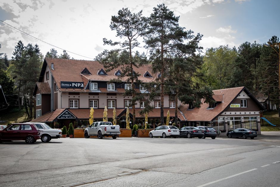 Buitenkant van een budgethotel langs een Schotse weg met parkeerplaats