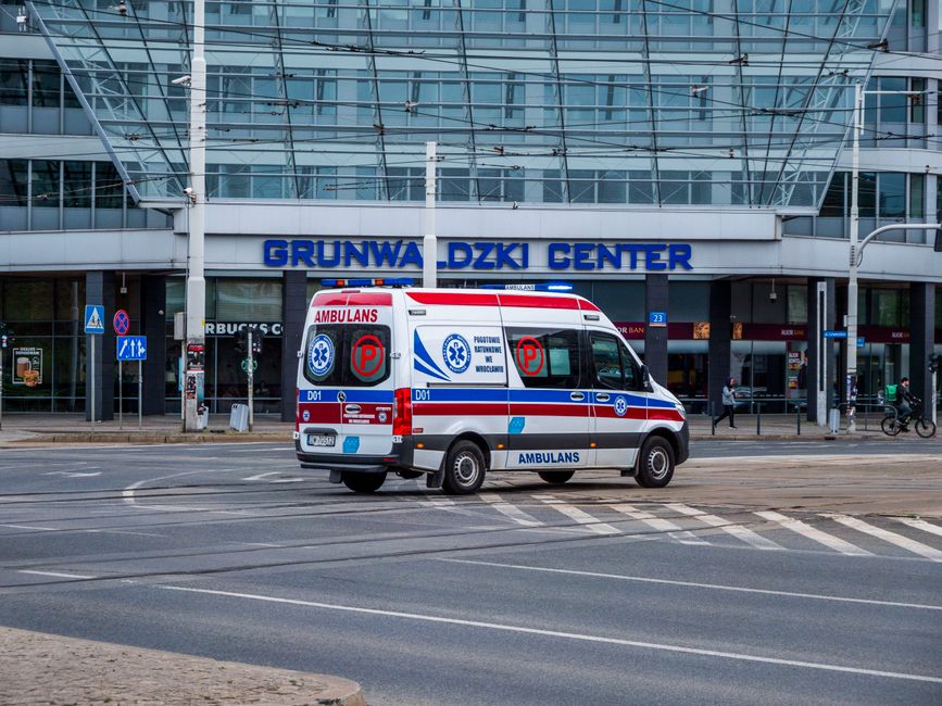 Modern Brits ziekenhuis met ambulance bij de ingang