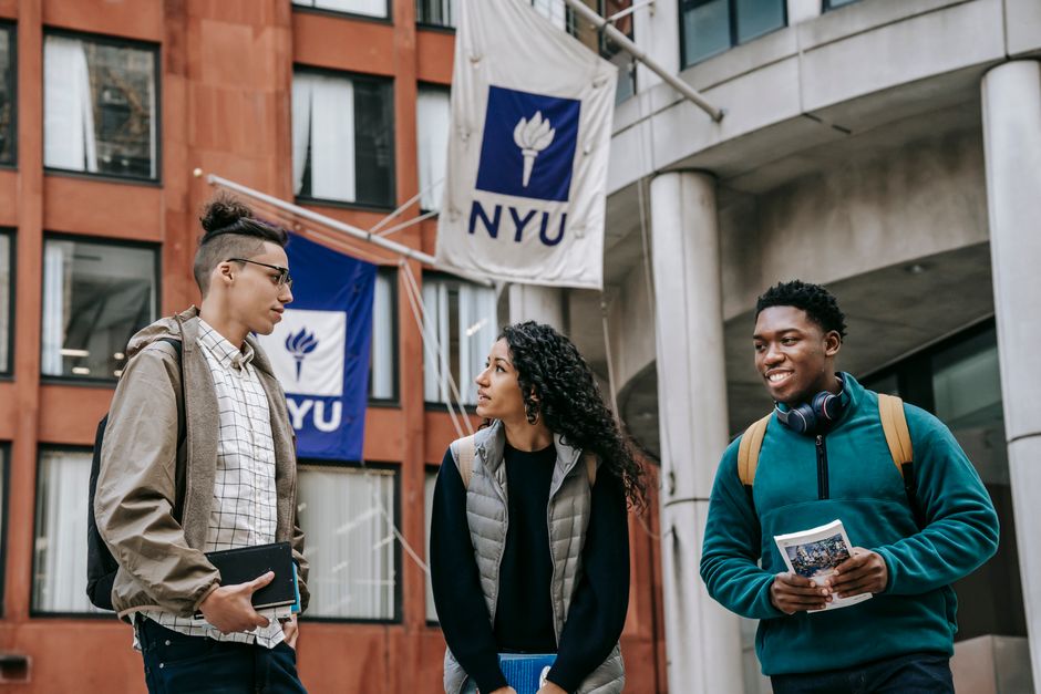 Internationale studenten voor een Engels universiteitsgebouw tijdens een UK ETA studiebezoek