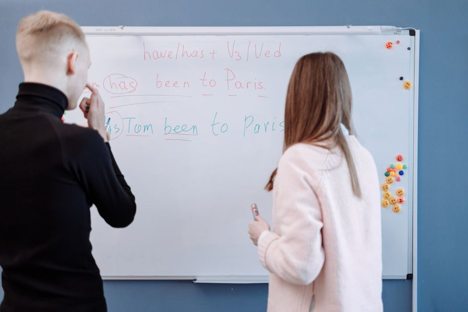 Cursisten volgen een taalles in een Engels klaslokaal