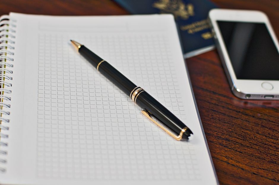 Smartphone met UK ETA-app naast paspoort en notitieboek