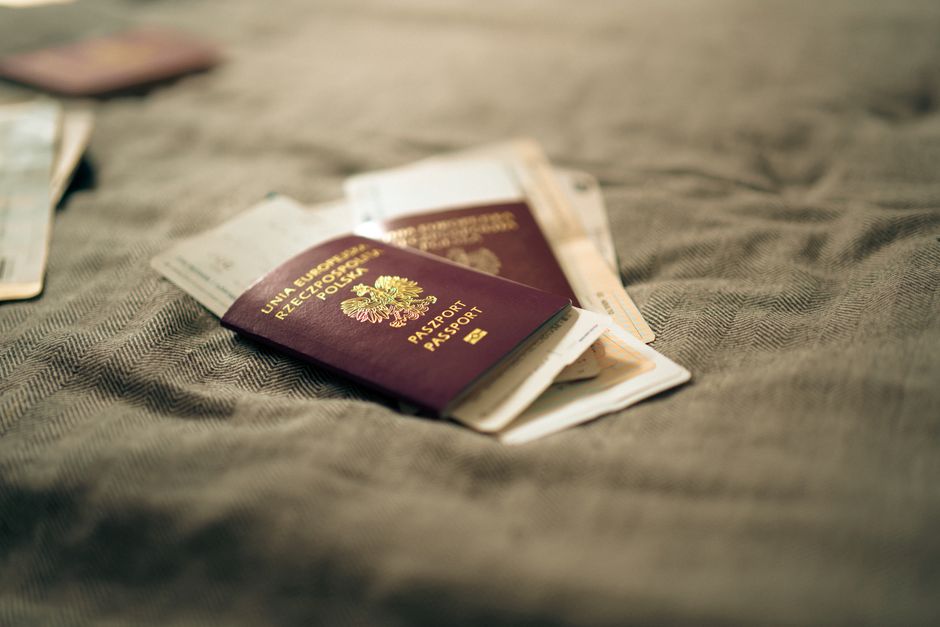 Reiziger bij een grenscontrolebalie waar UK ETA toegang geweigerd kan worden