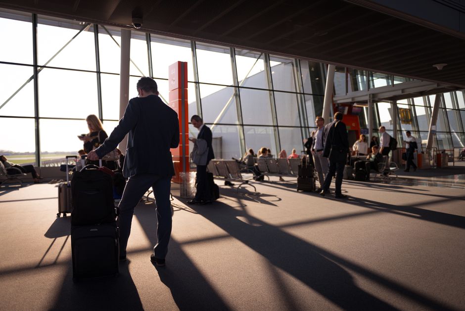 Wachtruimte op een luchthaven met reizigers en bagage