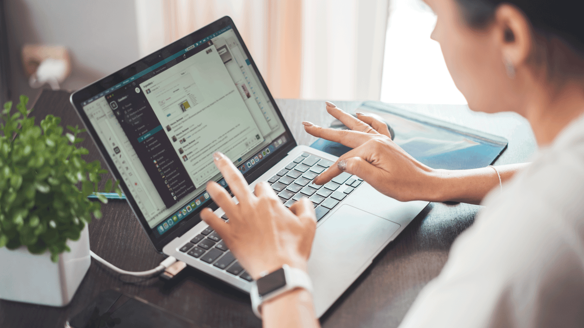 eta uk werk aanvraagduur op kantoor met laptop