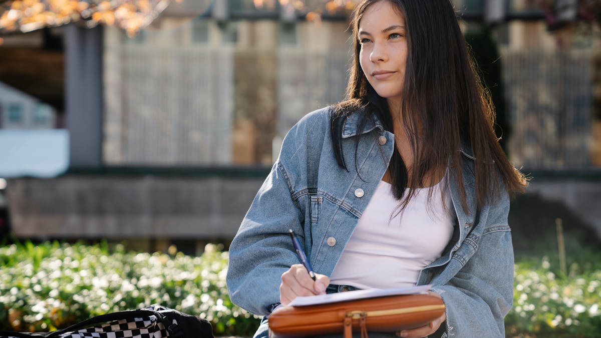 eta uk studeren formulier en paspoort op een bureau
