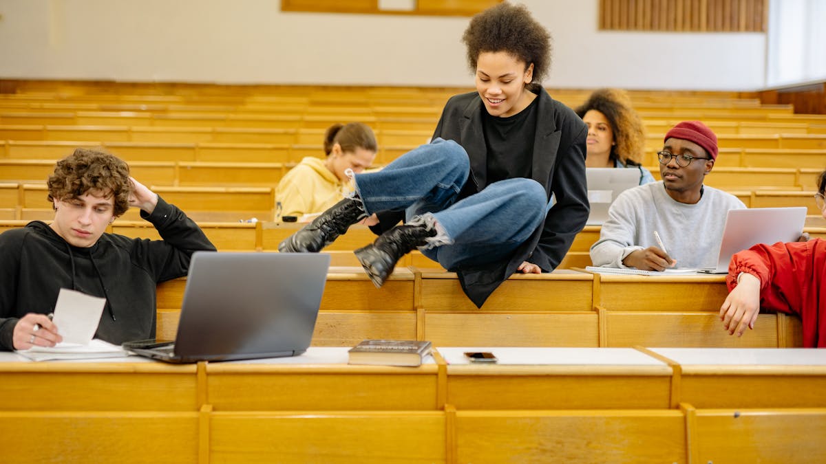 studenten lopen over een Britse campus