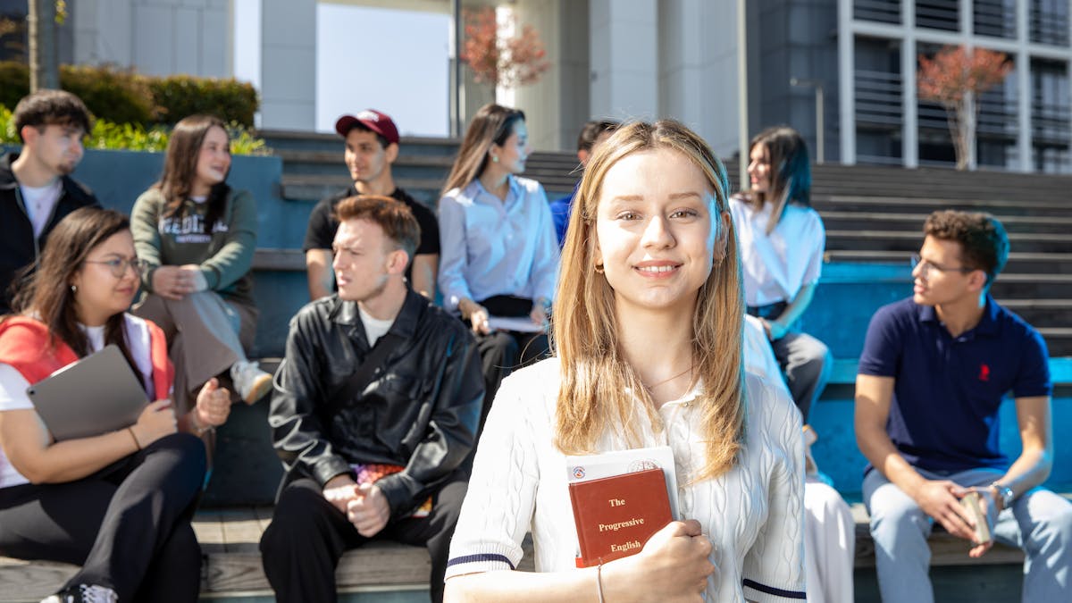 student met boeken in een bibliotheek in Engeland
